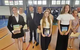 Wyr&oacute;żnione uczennice z rodzicami