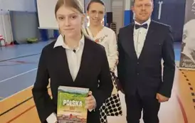 Wyr&oacute;żniona uczennica z klasy 8 A z rodzicami