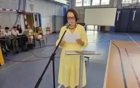 Wice dyrektor Anna Walas odczytuje listę wyr&oacute;żnionych &oacute;smoklasist&oacute;w. W tle uczniowie obsługujący sprzęt nagłośnieniowy