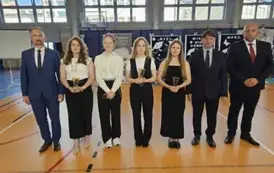 Goście: M. Myśliwiec, M. Kondek, nagrodzone uczennice i dyr. D. Kubalski