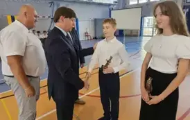 Prymus Szymon Myśliwiec odbiera statuetkę