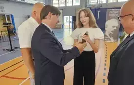 Prymuska Emilia Maziarz odbiera statuetkę