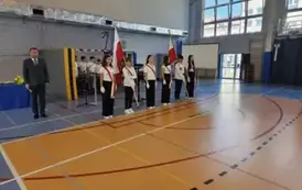 Wice dyrektor szkoły i poczet sztandarowy i flagowy