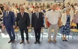 Dyrektor szkoły i goście, kt&oacute;rzy przybyli na uroczystość