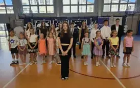 Występujący podczas uroczystości uczniowie razem na scenie