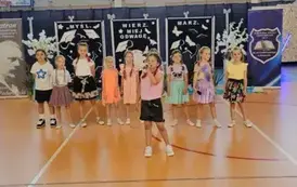 Uczniowie klasy 2B wykonują piosenkę Absolwenci, to już czas