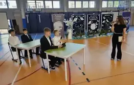 Uczniowie klas &oacute;smych podczas skeczu