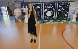 Uczennica zapowiada część artystyczną