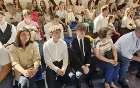 Rodzice, uczniowie i nauczyciele na widowni