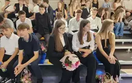 &Oacute;smoklasiści na widowni