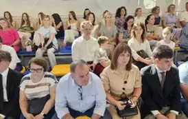 Rodzice, uczniowie i nauczyciele na widowni