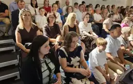 Rodzice, uczniowie i nauczyciele na widowni