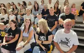 Rodzice, uczniowie i nauczyciele na widowni