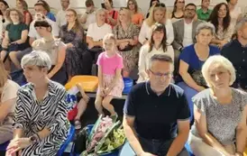 Rodzice, uczniowie i nauczyciele na widowni