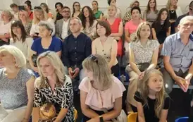 Rodzice, uczniowie i nauczyciele na widowni