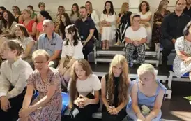 Rodzice, uczniowie i nauczyciele na widowni