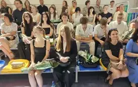 Rodzice, uczniowie i nauczyciele na widowni