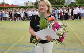 Nauczycielka odchodząca na emeryturę z bukietem kwiat&oacute;w