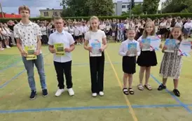 Grupa uczni&oacute;w klas młodszych z dyplomami