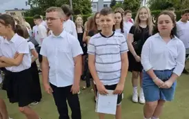 Grupa uczni&oacute;w klas starszych