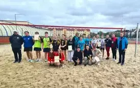 Uczestnicy zawod&oacute;w z sędziami i trenerami