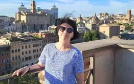 Na wzg&oacute;rzu Palatyn, w tle Kapitol i kopuła Panteonu