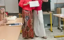Wręczenie certyfikatu ukończenia szkolenia