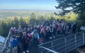Oglądanie widok&oacute;w z gołoborza przez klasę 2 a i 2 b