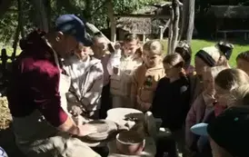 Wsp&oacute;lne tworzenie glinianego naczynia