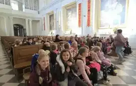 Uczniowie klasy 3 b słuchają legendy o Świętym Krzyżu