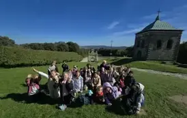 Uczniowie klasy 3 b przy Klasztorze na Świętym Krzyżu
