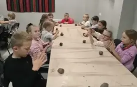 Uczniowie klasy 3 b na warsztatach garncarskich