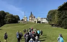 Grupa dzieci podczas wejścia na Święty Krzyż