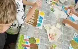 Dzieci podczas pracy z farbami