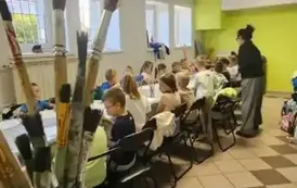Dzieci podczas zajęć plastycznych w pracowni
