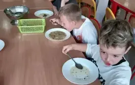 Dzieci podczas obiadu w jadalni szkolnej