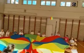 Uczniowie podczas zabawy z chustą animacyjną