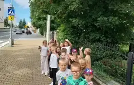 Grupa dzieci przy przejściu dla pieszych