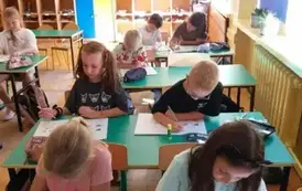 Uczniowie podczas pracy w książkach