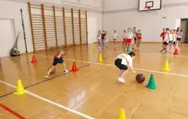Uczniowie podczas zajęć ruchowych
