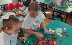 Dzieci układają klocki geometryczne