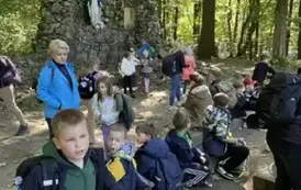 Odpoczynek grupy przy kapliczce