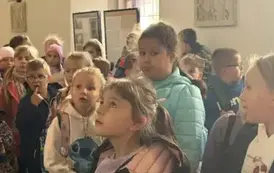 Grupa dzieci podczas zwiedzania Klasztoru