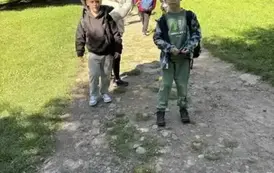 Grupa chłopc&oacute;w na leśnej ścieżce