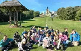 Zdjęcie grupowe na tle świętego Krzyża