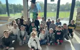 Zdjęcie grupowe na tle czarownicy