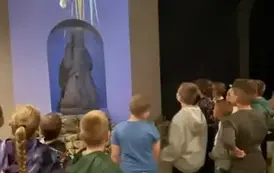 Dzieci słuchają opowieści legendarnej postaci Emeryka