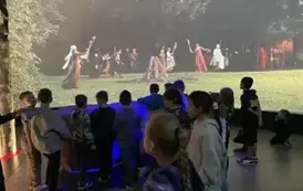 Uczniowie na tle projekcji filmu