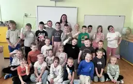 Zdjęcie grupowe uczni&oacute;w z pielęgniarką