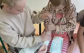 Dwie dziewczynki przyklejają plastry na ręce
